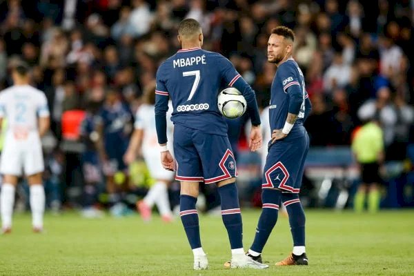 Após confusão, Mbappé e Neymar levam bronca da diretoria do PSG