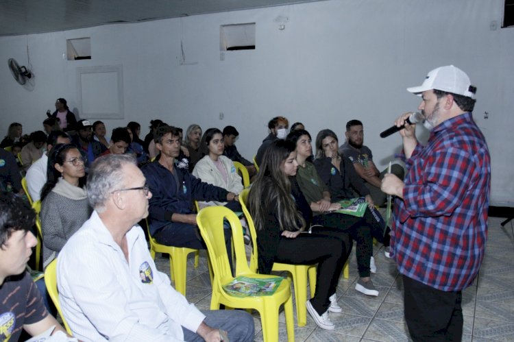 Em Ponta Porã, Carlos Bernardo conversa com trabalhadores e comerciantes no centro