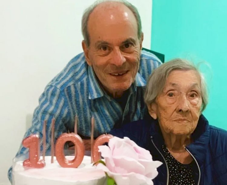 Ney Matogrosso posta comemoração dos 100 anos da mãe e famosos comentam: 'Tá explicado'