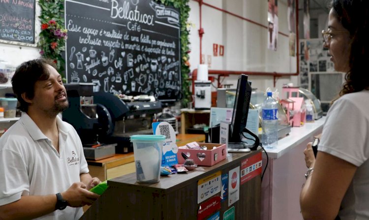 Cafeteria em São Paulo é comandada por pessoas com síndrome de Down