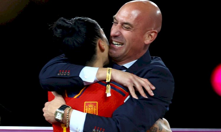 Presidente da Federação Espanhola se desculpa por beijar atleta campeã