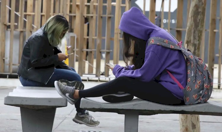 Rio quer ampliar proibição de celular na escola; pedagogos questionam