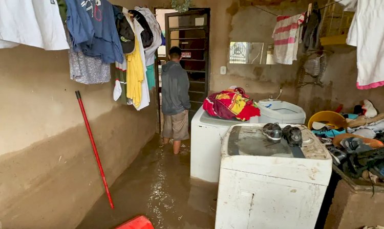 Córrego transborda e invade casas em vila a 15 km da Esplanada