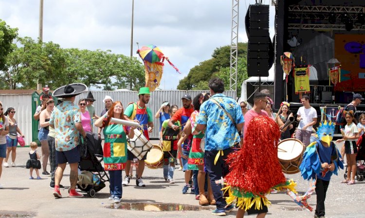 Carnaval é melhor do que celular, dizem crianças em bloquinho no DF