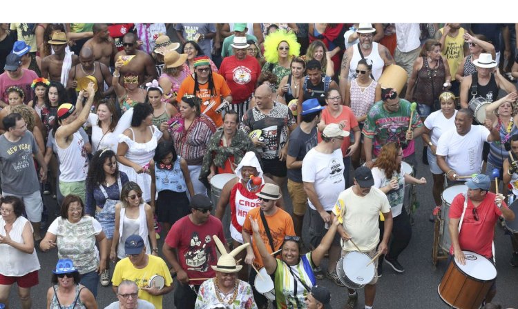 Geral Carnaval de rua em Brasília tem críticas políticas nesta terça-feira