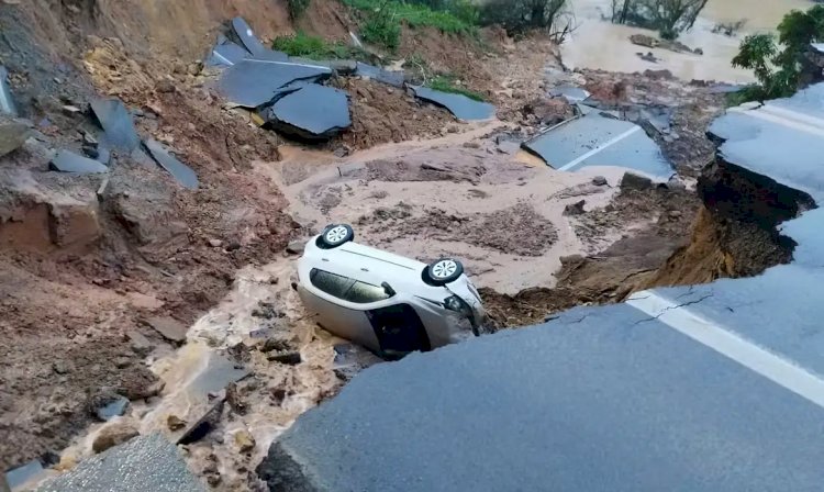 Chuvas abrem cratera e interditam trecho da BR-470, em Santa Catarina