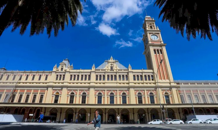 SP: homem é baleado por bombeiro após pular catraca da Estação da Luz