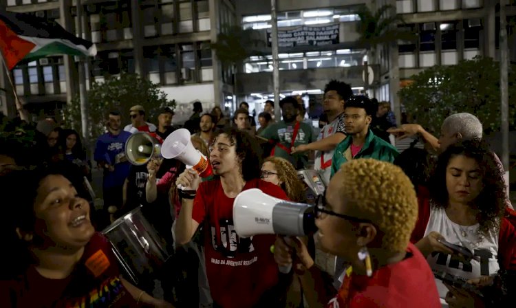 Estudantes da Uerj protestam contra mudanças nas regras para auxílios