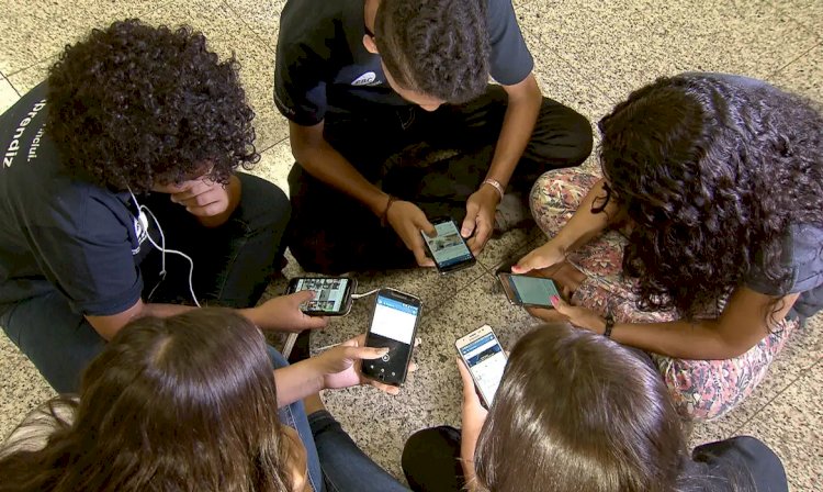 Comissão de Educação aprova projeto que proíbe celular em escolas