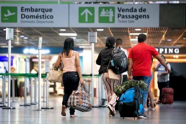 Anvisa desobriga uso de máscaras em voos e aeroportos