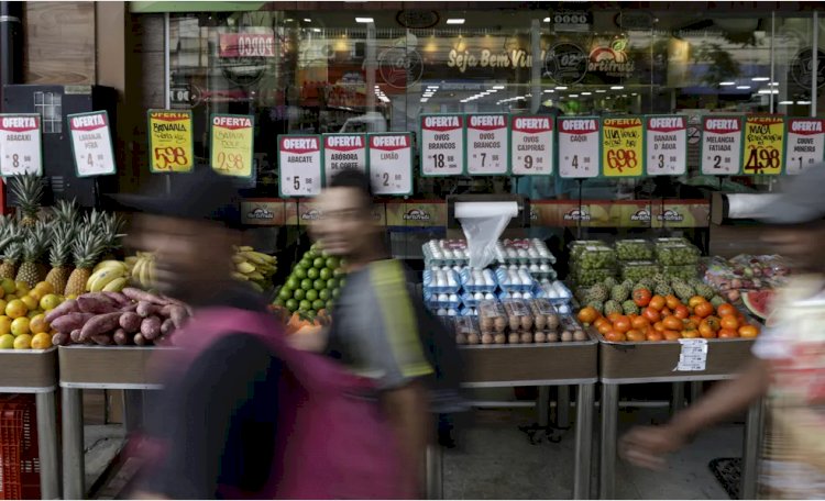 Preços dos alimentos disparam e renda dos brasileiros não acompanha; entenda por quê