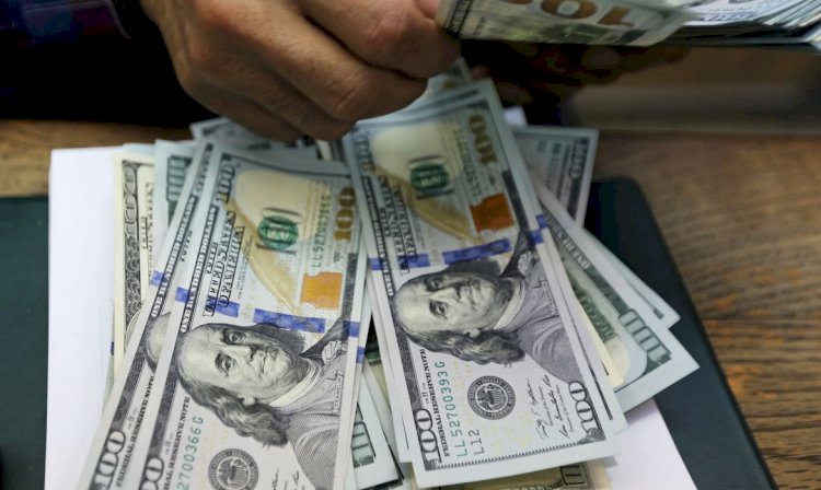 Dólar cai para R$ 5,01 com alívio nos Estados Unidos