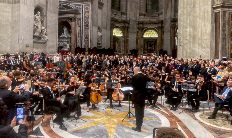 Orquestra formada por jovens da periferia se apresenta no Vaticano