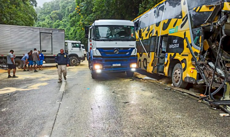 Colisão interdita descida da Serra de Petrópolis