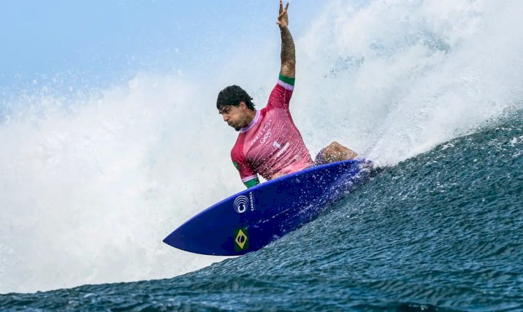 Medina perde para australiano e fica fora da final do surfe